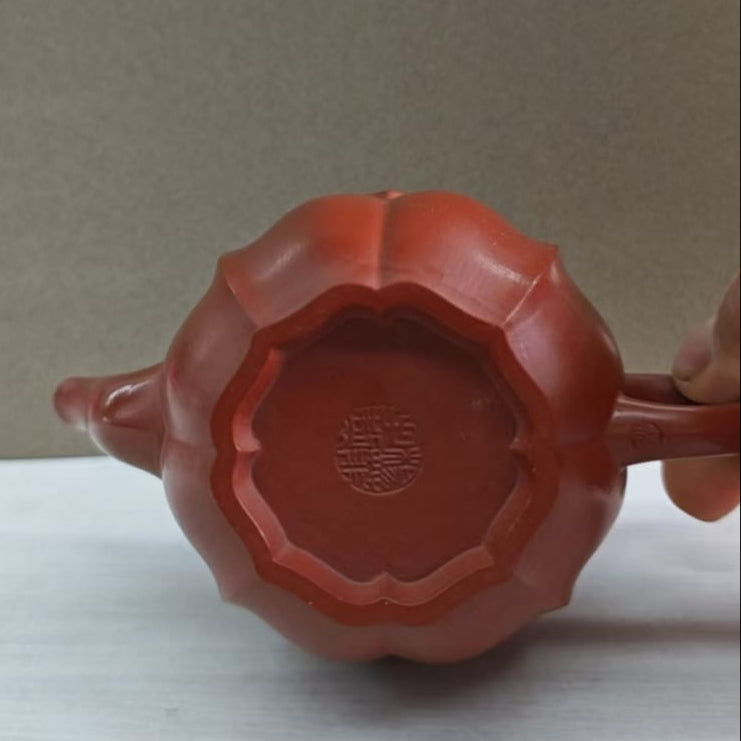Zisha teapot Eight-Petal Lotus Lantern Teapot (Gong Deng Style), handmade by artist Level 3, YANG Fei 杨菲(L3-2021)朱泥 紫砂壶 “菱花宫灯壶”