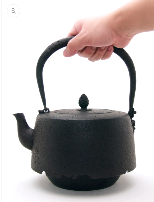 Japan Nanbu Tetsubin, Koizumi Nizaemon, Ubaguchi-Mozuyagata-tetsubin 日本南部铁瓶,御釜屋 小泉仁左衛門 十一代 姥口万代屋形 鉄瓶 供箱