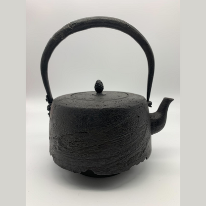 Japan Nanbu Tetsubin, Koizumi Nizaemon, Ubaguchi-Mozuyagata-tetsubin 日本南部铁瓶，御釜屋 小泉仁左衛門 十一代 姥口万代屋形 鉄瓶 供箱