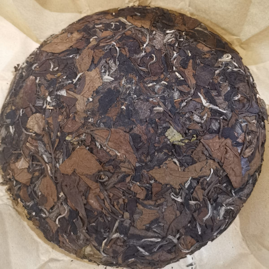 寿眉饼 · 2010/2011 福鼎白茶（磻溪高山）1043 LZGC Shou Mei Fu Ding White Tea (Panxi High Mountain) teacake each 330g