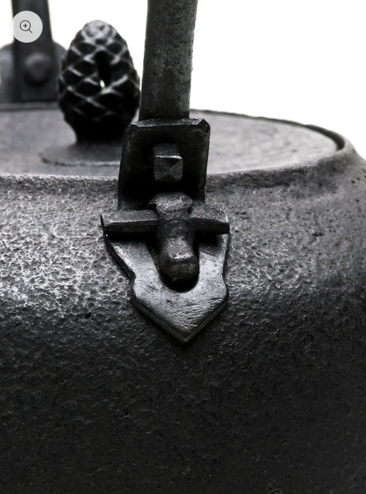 Japan Nanbu Tetsubin, Koizumi Nizaemon, Uba Guchi Hojyu Gata Tetsubin日本南部铁瓶，御釜屋 小泉仁左衛門 十一代 姥口宝珠形 供箱