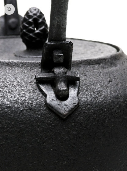 Japan Nanbu Tetsubin, Koizumi Nizaemon, Uba Guchi Hojyu Gata Tetsubin日本南部铁瓶，御釜屋 小泉仁左衛門 十一代 姥口宝珠形 供箱