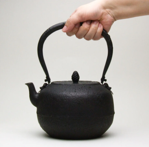 Japan Nanbu Tetsubin, Koizumi Nizaemon, Uba Guchi Hojyu Gata Tetsubin日本南部铁瓶，御釜屋 小泉仁左衛門 十一代 姥口宝珠形 供箱