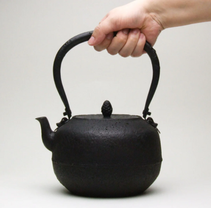 Japan Nanbu Tetsubin, Koizumi Nizaemon, Uba Guchi Hojyu Gata Tetsubin日本南部铁瓶，御釜屋 小泉仁左衛門 十一代 姥口宝珠形 供箱