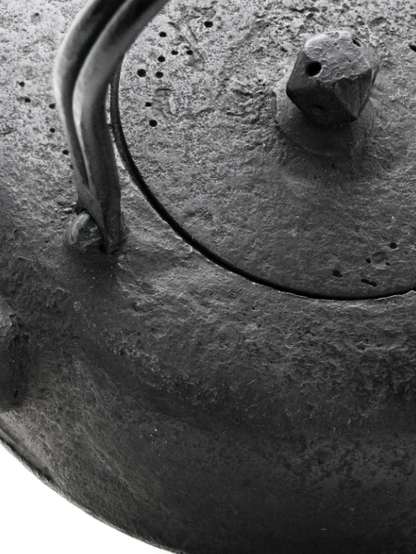 Japan Nanbu Tetsubin, Koizumi Nizaemon, Dora Gata 日本南部铁瓶，御釜屋 小泉仁左衛門 十一代 铜锣形 供箱