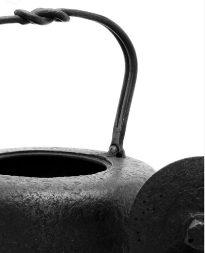 Japan Nanbu Tetsubin, Koizumi Nizaemon, Dora Gata 日本南部铁瓶，御釜屋 小泉仁左衛門 十一代 铜锣形 供箱