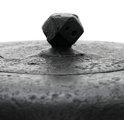 Japan Nanbu Tetsubin, Koizumi Nizaemon, Dora Gata 日本南部铁瓶，御釜屋 小泉仁左衛門 十一代 铜锣形 供箱