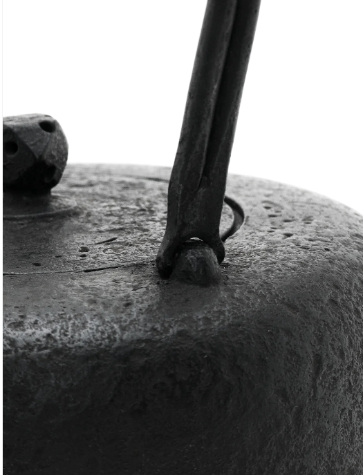 Japan Nanbu Tetsubin, Koizumi Nizaemon, Dora Gata 日本南部铁瓶，御釜屋 小泉仁左衛門 十一代 铜锣形 供箱