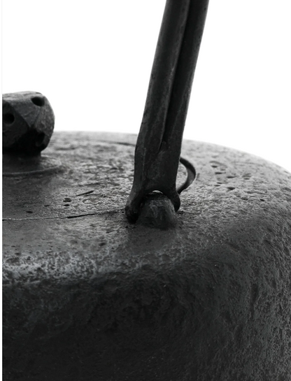 Japan Nanbu Tetsubin, Koizumi Nizaemon, Dora Gata 日本南部铁瓶，御釜屋 小泉仁左衛門 十一代 铜锣形 供箱