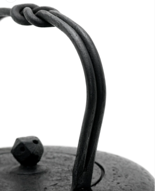 Japan Nanbu Tetsubin, Koizumi Nizaemon, Dora Gata 日本南部铁瓶，御釜屋 小泉仁左衛門 十一代 铜锣形 供箱