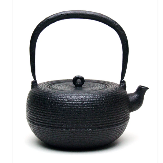 Japan Nanbu Tetsubin, Koizumi Nizaemon, Ohitomemon Uba Guchi Gata 日本南部铁瓶，御釜屋 小泉仁左衛門 十一代 大糸目姥口平丸形 供箱