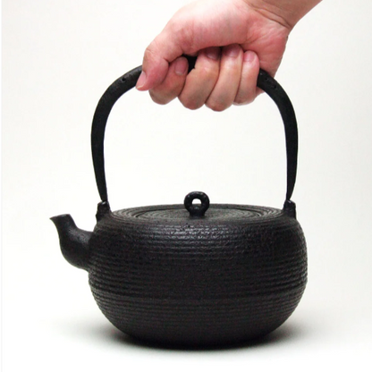 Japan Nanbu Tetsubin, Koizumi Nizaemon, Ohitomemon Uba Guchi Gata 日本南部铁瓶，御釜屋 小泉仁左衛門 十一代 大糸目姥口平丸形 供箱