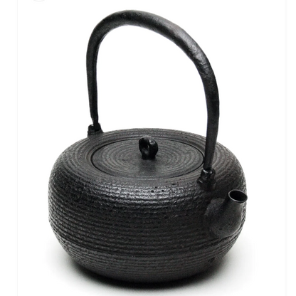 Japan Nanbu Tetsubin, Koizumi Nizaemon, Ohitomemon Uba Guchi Gata 日本南部铁瓶，御釜屋 小泉仁左衛門 十一代 大糸目姥口平丸形 供箱