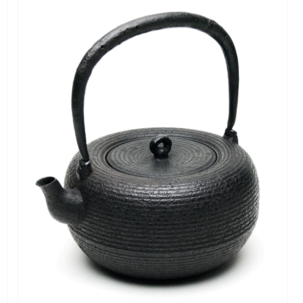 Japan Nanbu Tetsubin, Koizumi Nizaemon, Ohitomemon Uba Guchi Gata 日本南部铁瓶，御釜屋 小泉仁左衛門 十一代 大糸目姥口平丸形 供箱