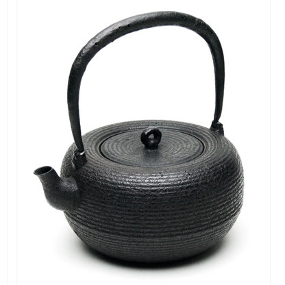 Japan Nanbu Tetsubin, Koizumi Nizaemon, Ohitomemon Uba Guchi Gata 日本南部铁瓶，御釜屋 小泉仁左衛門 十一代 大糸目姥口平丸形 供箱