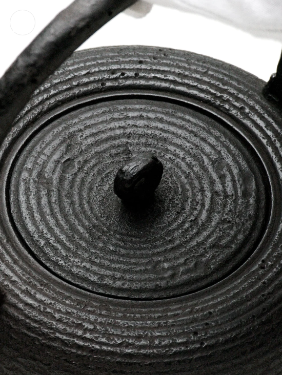 Japan Nanbu Tetsubin, Koizumi Nizaemon, Ohitomemon Uba Guchi Gata 日本南部铁瓶，御釜屋 小泉仁左衛門 十一代 大糸目姥口平丸形 供箱