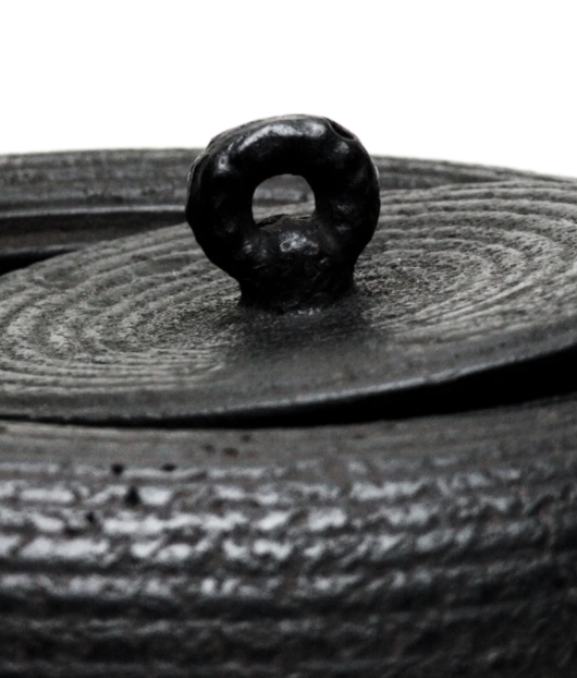 Japan Nanbu Tetsubin, Koizumi Nizaemon, Ohitomemon Uba Guchi Gata 日本南部铁瓶，御釜屋 小泉仁左衛門 十一代 大糸目姥口平丸形 供箱