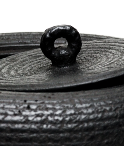 Japan Nanbu Tetsubin, Koizumi Nizaemon, Ohitomemon Uba Guchi Gata 日本南部铁瓶，御釜屋 小泉仁左衛門 十一代 大糸目姥口平丸形 供箱