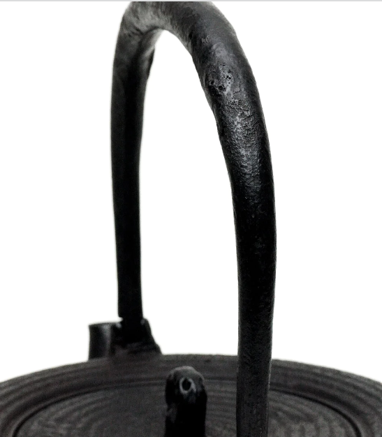 Japan Nanbu Tetsubin, Koizumi Nizaemon, Ohitomemon Uba Guchi Gata 日本南部铁瓶，御釜屋 小泉仁左衛門 十一代 大糸目姥口平丸形 供箱