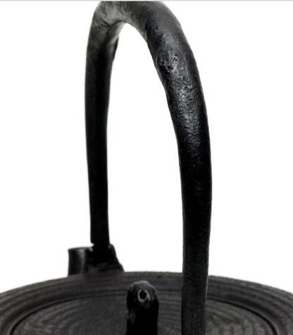 Japan Nanbu Tetsubin, Koizumi Nizaemon, Ohitomemon Uba Guchi Gata 日本南部铁瓶，御釜屋 小泉仁左衛門 十一代 大糸目姥口平丸形 供箱