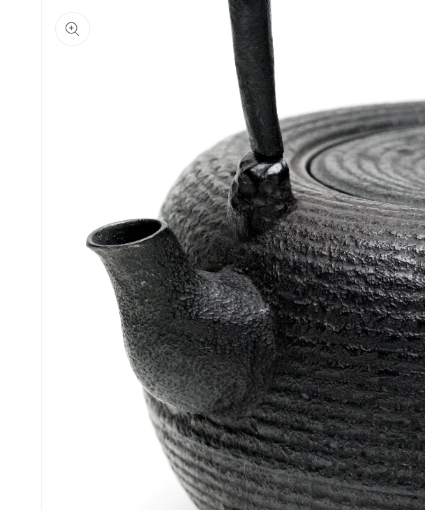 Japan Nanbu Tetsubin, Koizumi Nizaemon, Ohitomemon Uba Guchi Gata 日本南部铁瓶，御釜屋 小泉仁左衛門 十一代 大糸目姥口平丸形 供箱