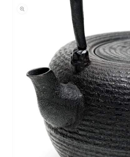 Japan Nanbu Tetsubin, Koizumi Nizaemon, Ohitomemon Uba Guchi Gata 日本南部铁瓶，御釜屋 小泉仁左衛門 十一代 大糸目姥口平丸形 供箱