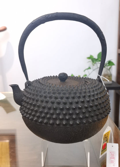 Japan Nanbu Satetsu Tetsubin, Koizumi Nizaemon, Ōarare Mon Ubaguchi Maru Gata 日本南部砂铁瓶，御釜屋 小泉仁左衛門 十代  大霰文姥口丸形鉄瓶 供箱