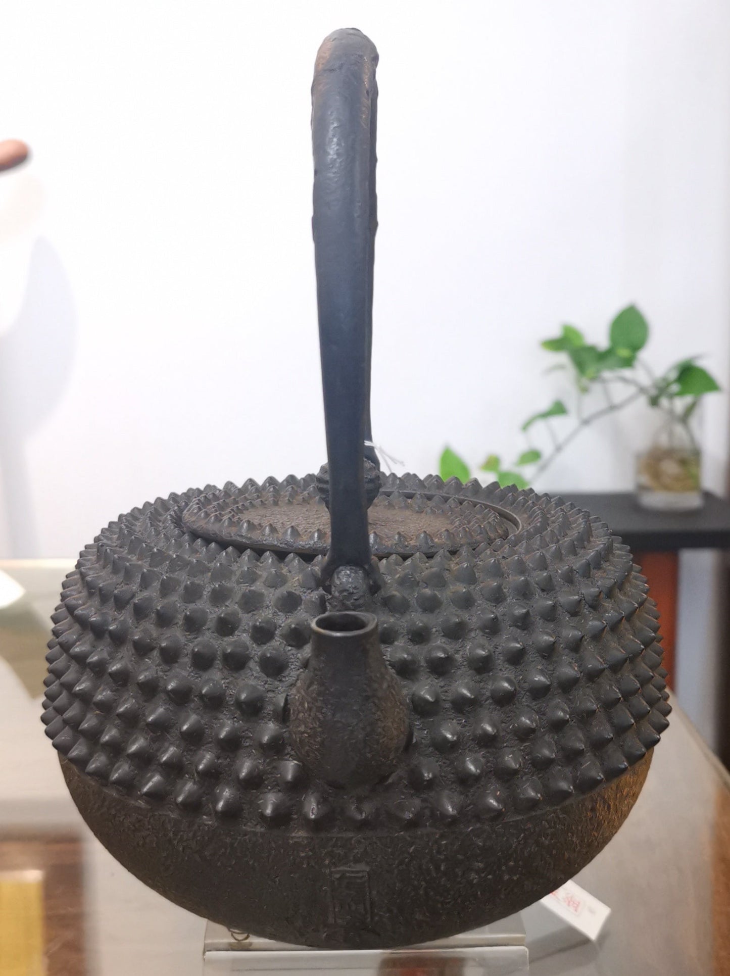 Japan Nanbu Satetsu Tetsubin, Koizumi Nizaemon, Ōarare Mon Ubaguchi Maru Gata 日本南部砂铁瓶，御釜屋 小泉仁左衛門 十代  大霰文姥口丸形鉄瓶 供箱