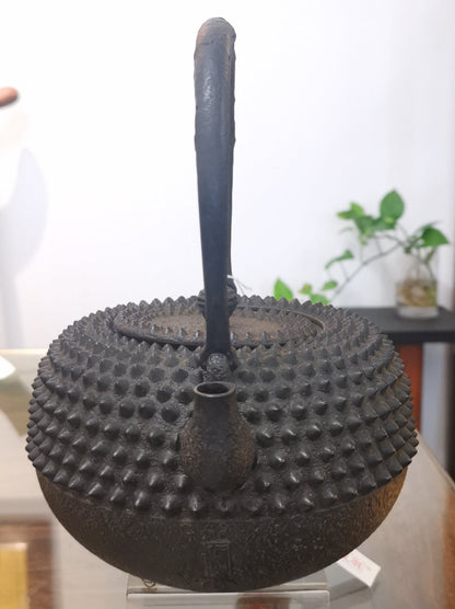 Japan Nanbu Satetsu Tetsubin, Koizumi Nizaemon, Ōarare Mon Ubaguchi Maru Gata 日本南部砂铁瓶，御釜屋 小泉仁左衛門 十代  大霰文姥口丸形鉄瓶 供箱