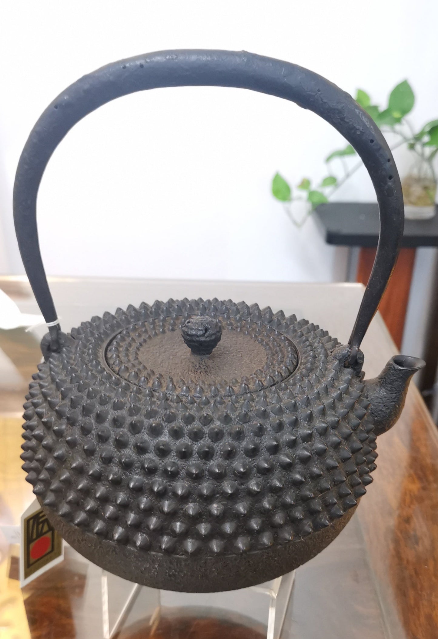 Japan Nanbu Satetsu Tetsubin, Koizumi Nizaemon, Ōarare Mon Ubaguchi Maru Gata 日本南部砂铁瓶，御釜屋 小泉仁左衛門 十代  大霰文姥口丸形鉄瓶 供箱