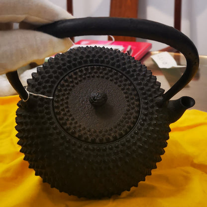 Japan Nanbu Satetsu Tetsubin, Koizumi Nizaemon, Ōarare Mon Ubaguchi Maru Gata 日本南部砂铁瓶，御釜屋 小泉仁左衛門 十代  大霰文姥口丸形鉄瓶 供箱