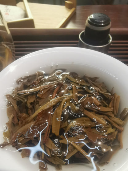 Mansong Sheng PuEr: Limited Edition, Tea Fit for Emperors! 2014 Spring 曼松古树普洱生茶（倚邦）