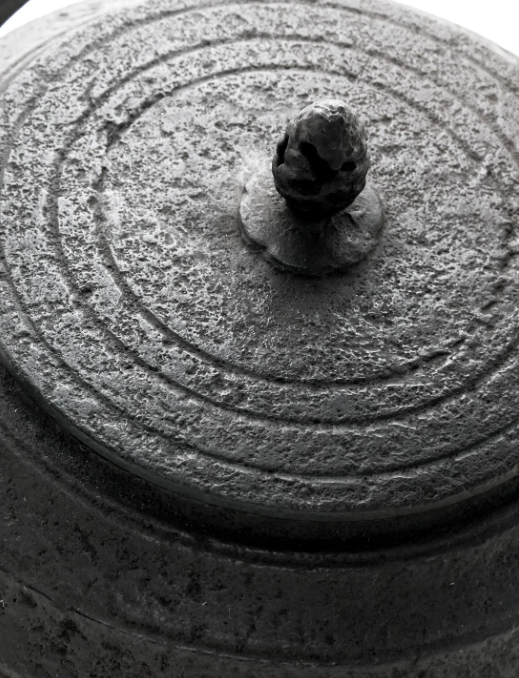 Japan Nanbu Tetsubin, Koizumi Nizaemon, Mentori Tamabuchi Higashiyama Gata日本南部铁瓶，御釜屋 小泉仁左衛門 十一代 面取玉縁東山形 供箱