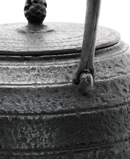 Japan Nanbu Tetsubin, Koizumi Nizaemon, Mentori Tamabuchi Higashiyama Gata日本南部铁瓶，御釜屋 小泉仁左衛門 十一代 面取玉縁東山形 供箱