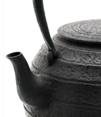 Japan Nanbu Tetsubin, Koizumi Nizaemon, Mentori Tamabuchi Higashiyama Gata日本南部铁瓶，御釜屋 小泉仁左衛門 十一代 面取玉縁東山形 供箱