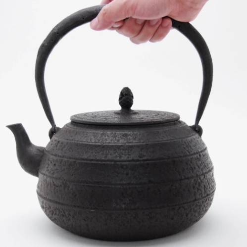 Japan Nanbu Tetsubin, Koizumi Nizaemon, Mentori Tamabuchi Higashiyama Gata日本南部铁瓶，御釜屋 小泉仁左衛門 十一代 面取玉縁東山形 供箱