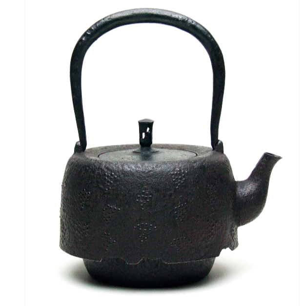 Japan Nanbu Tetsubin, Koizumi Nizaemon, Budochirashi-araremon-odare gata tetsubin 日本南部铁瓶，御釜屋 小泉仁左衛門 十一代 葡萄霰文尾垂形 供箱