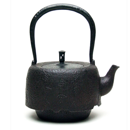 Japan Nanbu Tetsubin, Koizumi Nizaemon, Budochirashi-araremon-odare gata tetsubin 日本南部铁瓶，御釜屋 小泉仁左衛門 十一代 葡萄霰文尾垂形 供箱