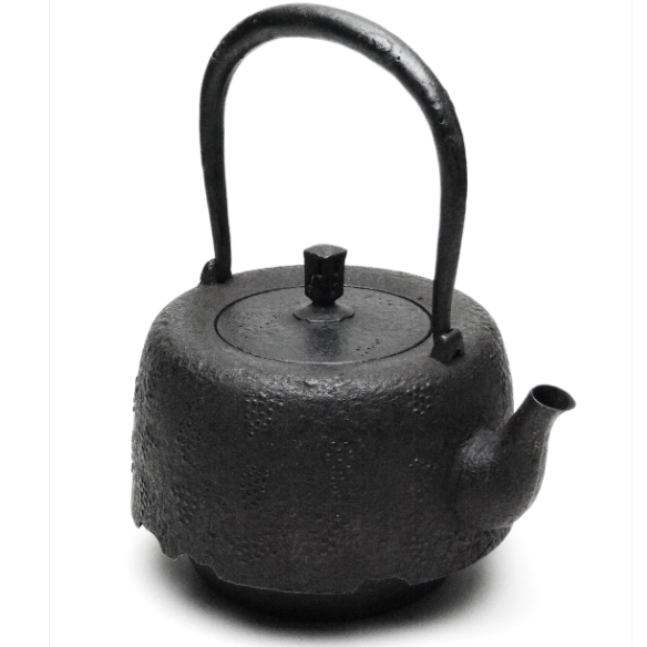 Japan Nanbu Tetsubin, Koizumi Nizaemon, Budochirashi-araremon-odare gata tetsubin 日本南部铁瓶，御釜屋 小泉仁左衛門 十一代 葡萄霰文尾垂形 供箱