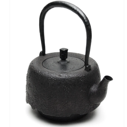 Japan Nanbu Tetsubin, Koizumi Nizaemon, Budochirashi-araremon-odare gata tetsubin 日本南部铁瓶，御釜屋 小泉仁左衛門 十一代 葡萄霰文尾垂形 供箱