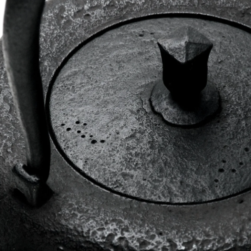 Japan Nanbu Tetsubin, Koizumi Nizaemon, Budochirashi-araremon-odare gata tetsubin 日本南部铁瓶，御釜屋 小泉仁左衛門 十一代 葡萄霰文尾垂形 供箱