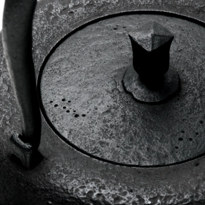 Japan Nanbu Tetsubin, Koizumi Nizaemon, Budochirashi-araremon-odare gata tetsubin 日本南部铁瓶，御釜屋 小泉仁左衛門 十一代 葡萄霰文尾垂形 供箱