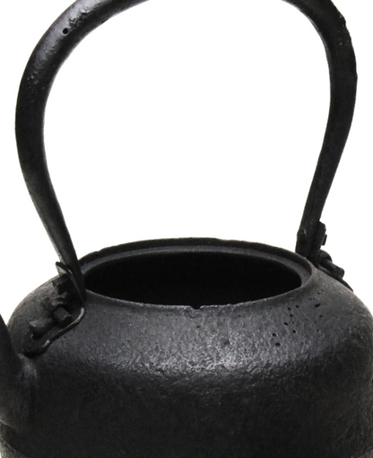 Japan Nanbu Tetsubin, Koizumi Nizaemon, Budochirashi-araremon-odare gata tetsubin 日本南部铁瓶，御釜屋 小泉仁左衛門 十一代 葡萄霰文尾垂形 供箱