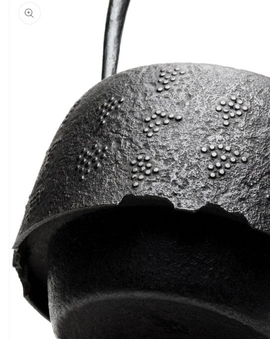 Japan Nanbu Tetsubin, Koizumi Nizaemon, Budochirashi-araremon-odare gata tetsubin 日本南部铁瓶，御釜屋 小泉仁左衛門 十一代 葡萄霰文尾垂形 供箱