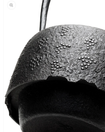 Japan Nanbu Tetsubin, Koizumi Nizaemon, Budochirashi-araremon-odare gata tetsubin 日本南部铁瓶，御釜屋 小泉仁左衛門 十一代 葡萄霰文尾垂形 供箱