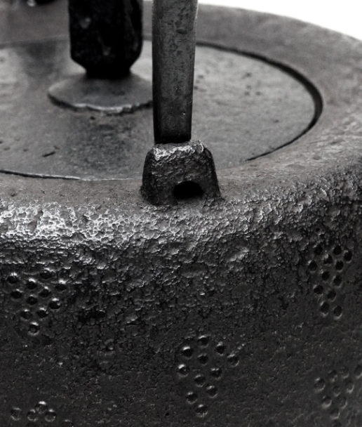 Japan Nanbu Tetsubin, Koizumi Nizaemon, Budochirashi-araremon-odare gata tetsubin 日本南部铁瓶，御釜屋 小泉仁左衛門 十一代 葡萄霰文尾垂形 供箱