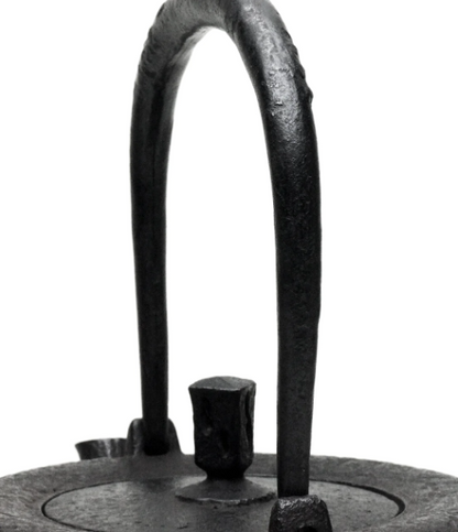 Japan Nanbu Tetsubin, Koizumi Nizaemon, Budochirashi-araremon-odare gata tetsubin 日本南部铁瓶，御釜屋 小泉仁左衛門 十一代 葡萄霰文尾垂形 供箱