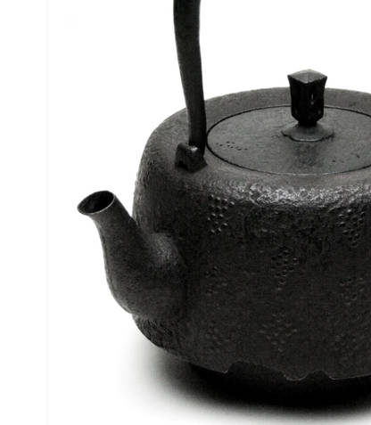 Japan Nanbu Tetsubin, Koizumi Nizaemon, Budochirashi-araremon-odare gata tetsubin 日本南部铁瓶，御釜屋 小泉仁左衛門 十一代 葡萄霰文尾垂形 供箱