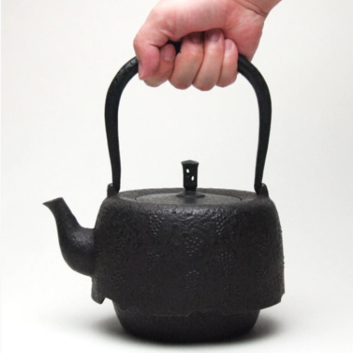 Japan Nanbu Tetsubin, Koizumi Nizaemon, Budochirashi-araremon-odare gata tetsubin 日本南部铁瓶，御釜屋 小泉仁左衛門 十一代 葡萄霰文尾垂形 供箱