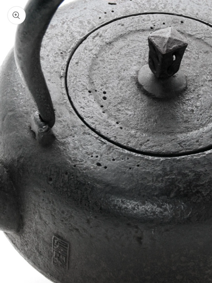 Japan Nanbu Tetsubin, Koizumi Nizaemon, Taka Dora Gata  日本南部铁瓶，御釜屋 小泉仁左衛門 十一代 高铜锣形 供箱